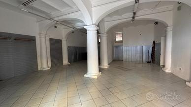 Ampio fondo commerciale con due vetrine