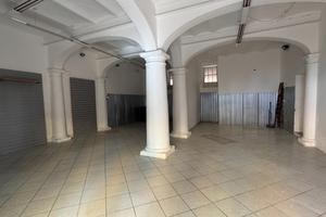 Ampio fondo commerciale con due vetrine