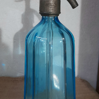 Vecchio celtz in vetro blu