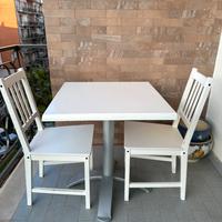Tavolino bianco e due sedie