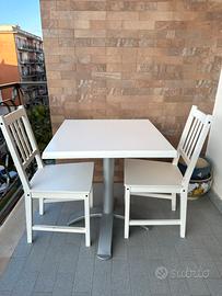Tavolino bianco e due sedie
