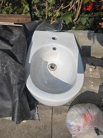 Bidè sospeso forma ovetto