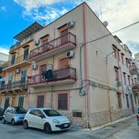 Cortile Parisi Uditore Mammana luminoso Trilocale