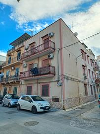 Cortile Parisi Uditore Mammana luminoso Trilocale