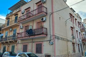 Cortile Parisi Uditore Mammana luminoso Trilocale