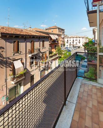 Trilocale con doppi servizi, garage e cantina nel