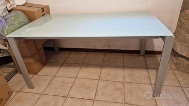 Tavolo moderno con piano in vetro satinato