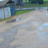 Capannone con 2container navali ampio pazio