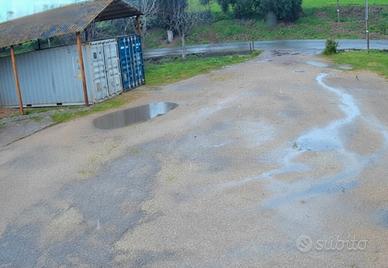 Capannone con 2container navali ampio pazio