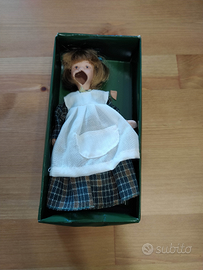 Bambola di porcellana DeAgostini, con viso rotto