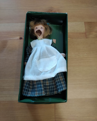 Bambola di porcellana DeAgostini, con viso rotto