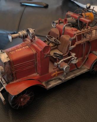 Modellino Camion Pompieri Vintage in Latta