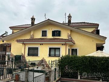 GUIDONIA - VILLA A SCHIERA CAPOTESTA CON GIARDINO