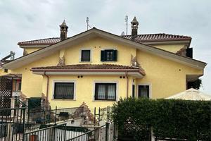 GUIDONIA - VILLA A SCHIERA CAPOTESTA CON GIARDINO