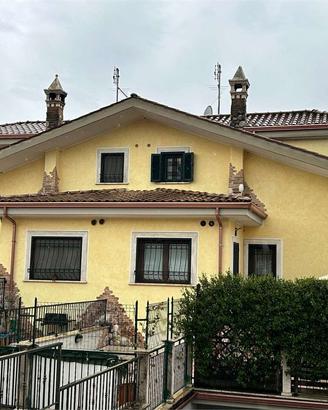 GUIDONIA - VILLA A SCHIERA CAPOTESTA CON GIARDINO
