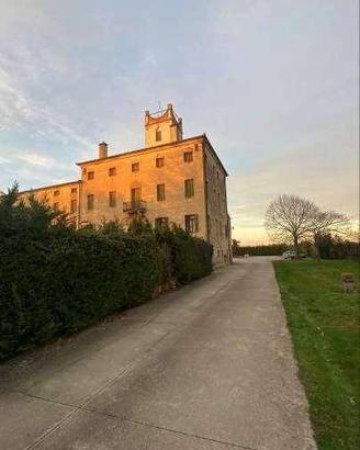 Immobile in asta di 885 m² con più di 5 locali a D