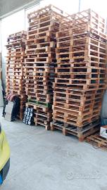 Bancali pallet misura circa 120X110cm e 110X100cm