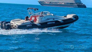 Sacs 33 Revenge con motori fuoribordo