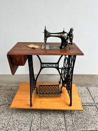 Macchina da cucire Singer d’epoca a pedale.