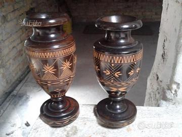 Vasetti di legno intarsiato