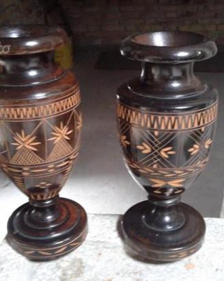 Vasetti di legno intarsiato