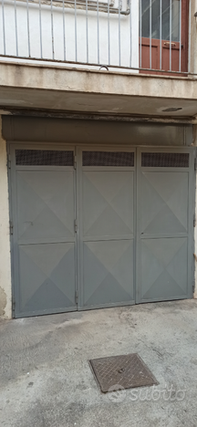 Garage con varie mensole