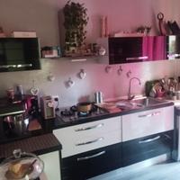 Cucina + tavolo sala da pranzo con sedie