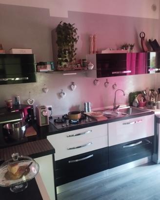 Cucina + tavolo sala da pranzo con sedie