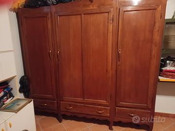 Armadio in legno da ristrutturare