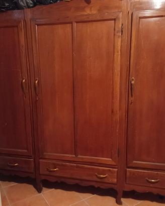 Armadio in legno da ristrutturare