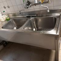 Lavandino da laboratorio in acciaio.