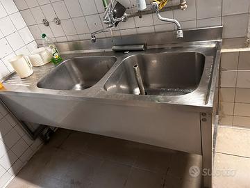 Lavandino da laboratorio in acciaio.