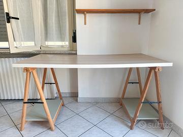 Scrivania minimal con cavalletti in legno