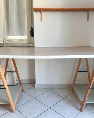 Scrivania minimal con cavalletti in legno