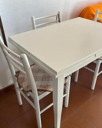 Tavolo da cucina in legno con sedie