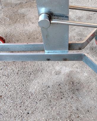 carrello in acciaio con ruote