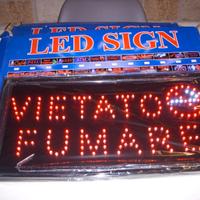 Insegna luminosa a led con scritta vietato fumare