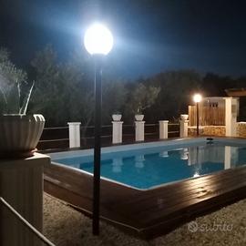 Ostuni - caratteristico trullo con piscina