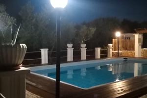 Ostuni - caratteristico trullo con piscina