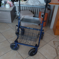 Attrezzo deambulante per anziani