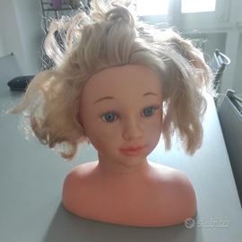 testa di bambola giocattolo