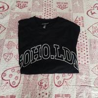 T-shirt nera con stampa