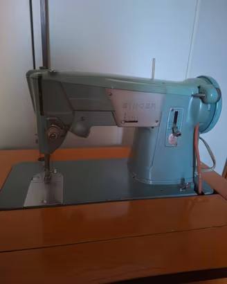 Macchina da cucire Singer con mobile