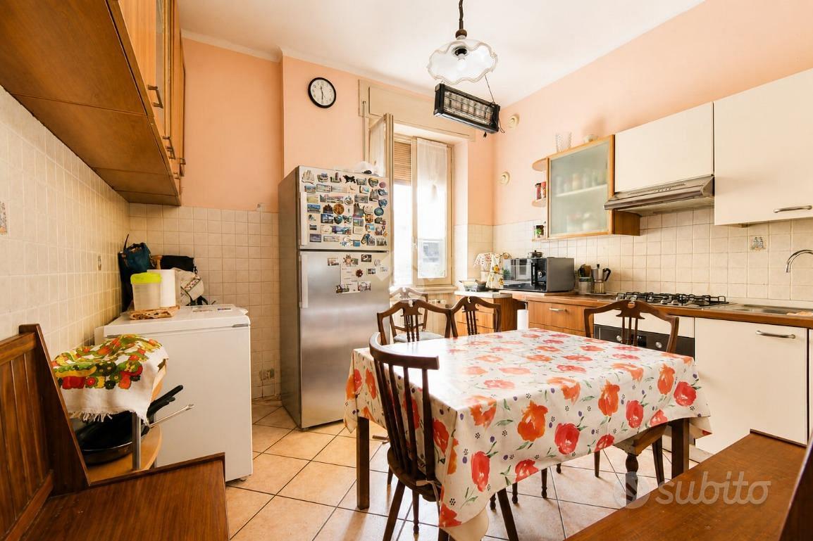 Apartment in Como, Como Sole, Caserme - Altro