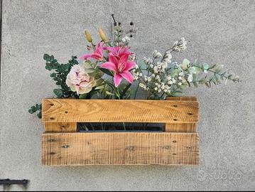 Fioriera in legno con vaso