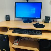 Pc desktop con  scrivania