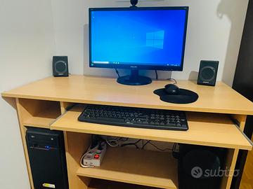Pc desktop con  scrivania