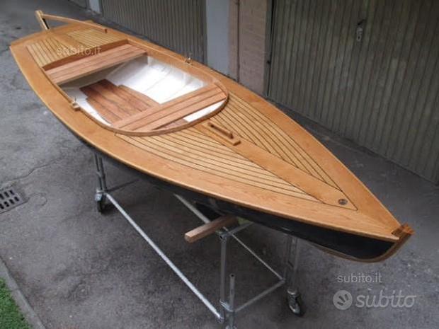 Foto Di Una Barca A Vela In Legno Di Fronte A Una Lavagna Con Le Illustrazioni Nautiche Image61333151