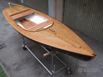 Barca a vela d'epoca in legno