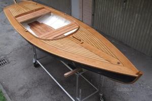 Barca a vela d'epoca in legno